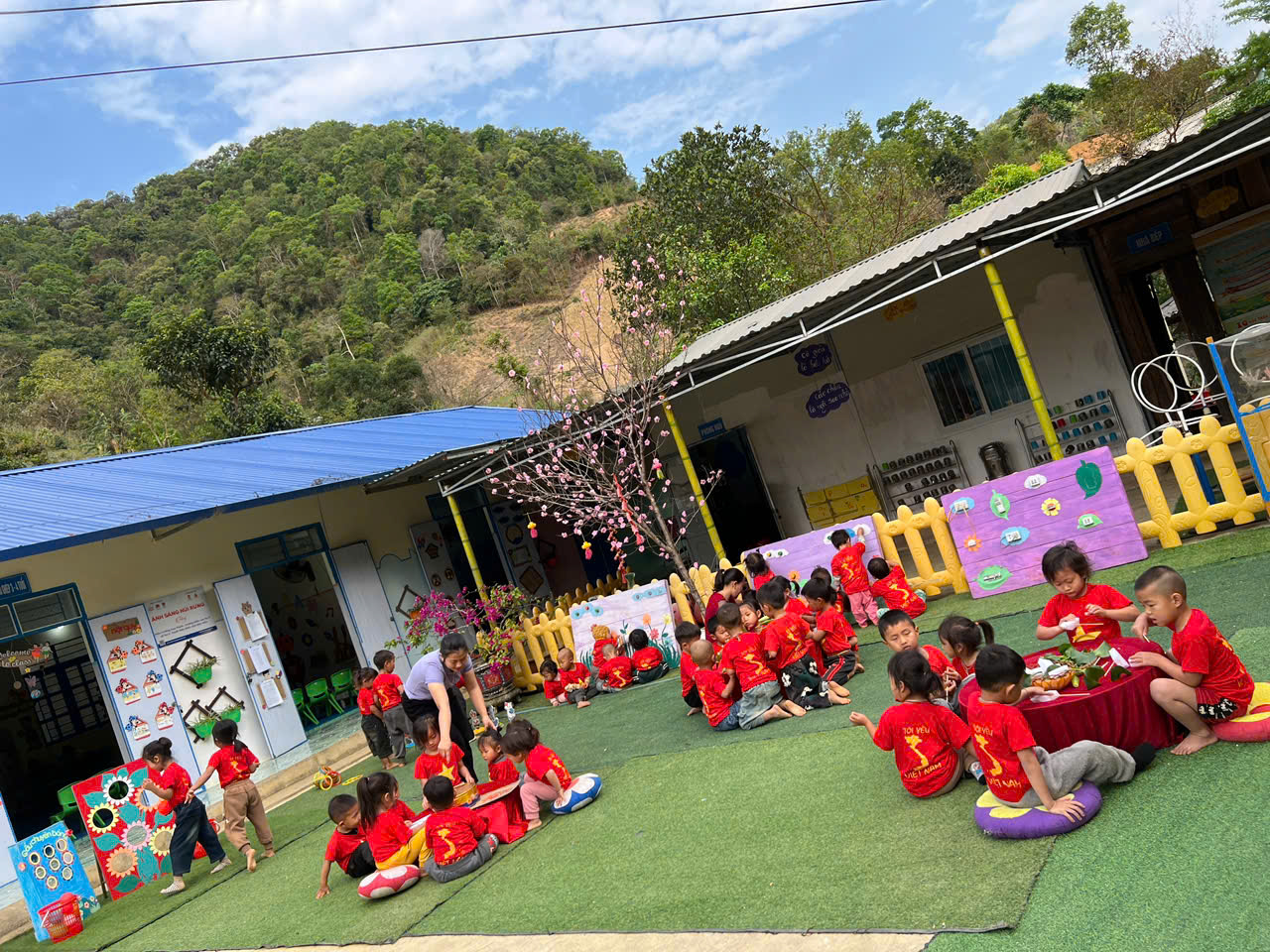 Niềm vui hoạt động ngoài trời của các bé điểm trường Hua Thanh, trường Mầm non Na Ư, xã Sam Mứn