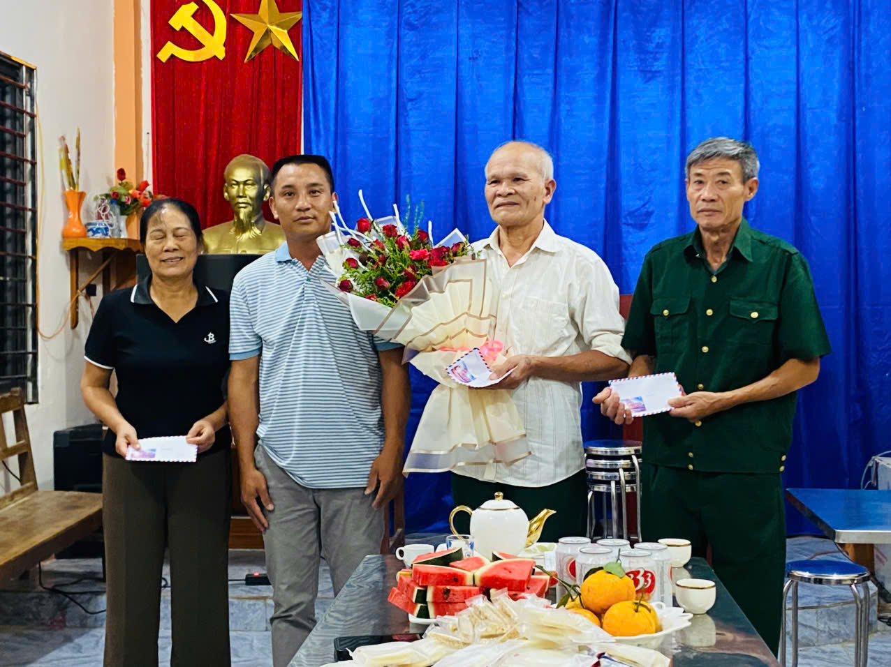 Chi bộ Thôn Hòa Bình tri ân người có công nhân dịp 27/7
