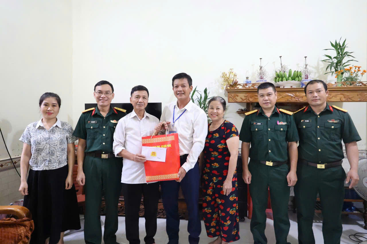 Ban CHQS xã Sam Mứn tổ chức thăm, tặng quà gia đình chính sách nhân dịp kỷ niệm 81 năm Cách mạng Tháng Tám và Quốc khánh 2/9