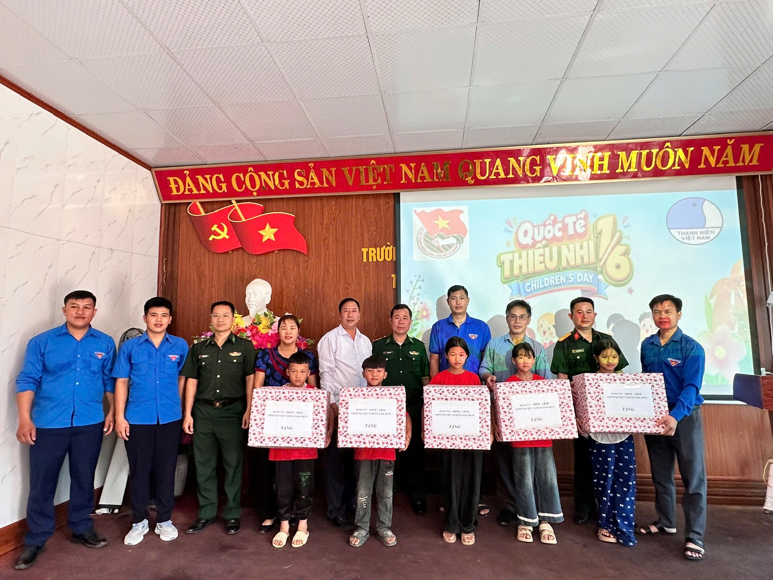 Đoàn Thanh niên xã Sam Mứn tổ chức chương trình Ngày Quốc tế Thiếu nhi 1/6 cho các em thiếu nhi trên đại bàn xã.
