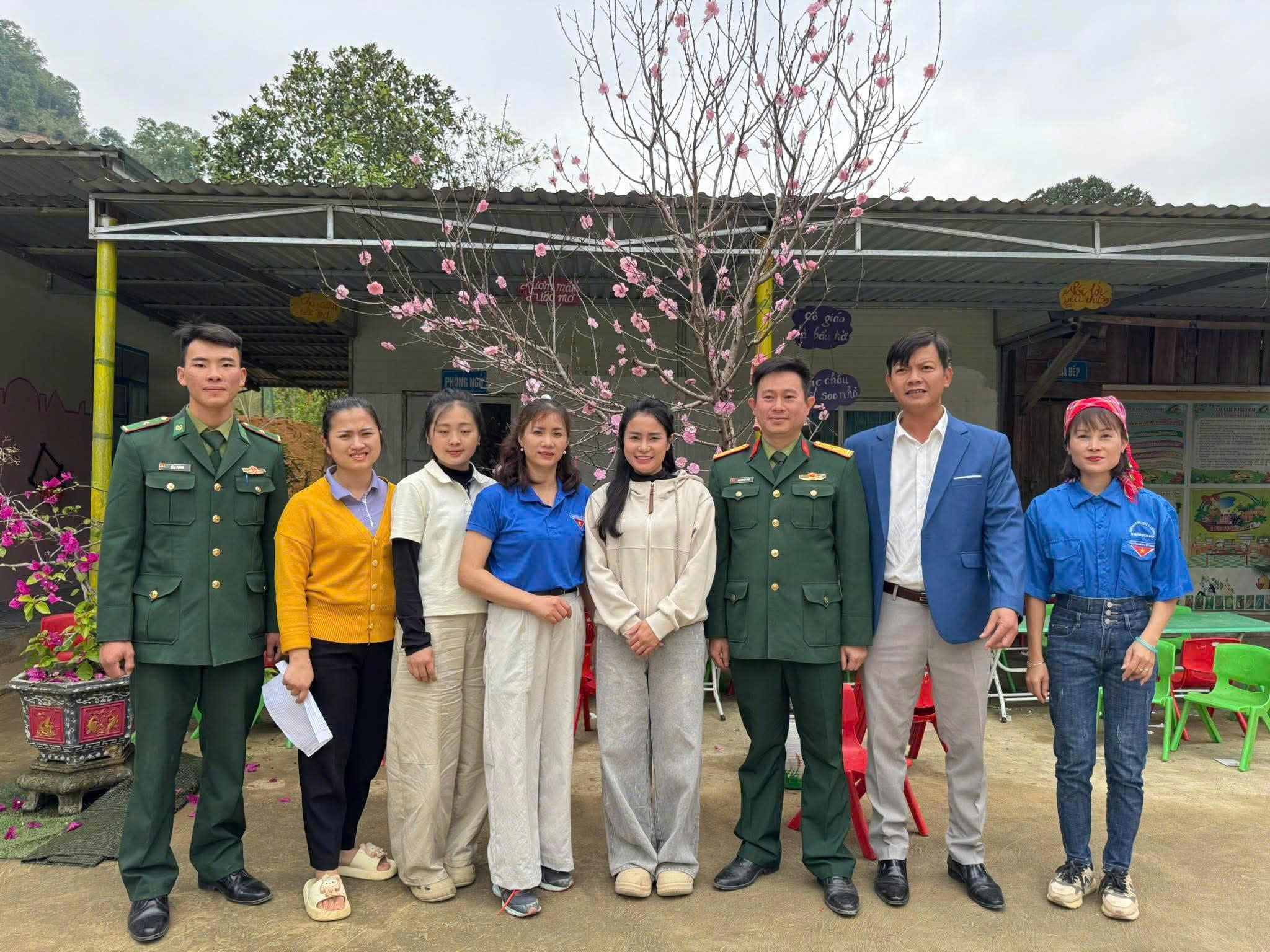 Khởi công xây dựng nhà và trao quà an sinh xã hội