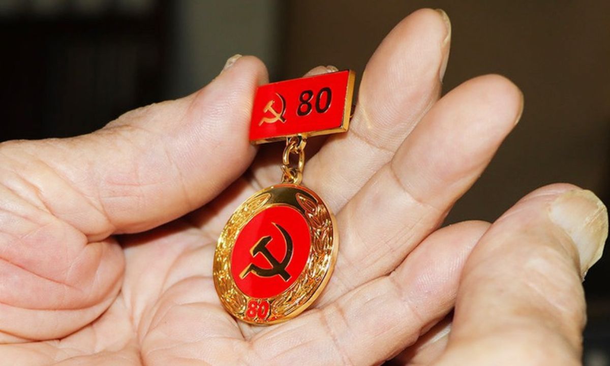 Tự hào và biết ơn những "Cây cao bóng mát" của Đảng: ý nghĩa cao quý của huy hiệu 80 năm tuổi đảng trở lên