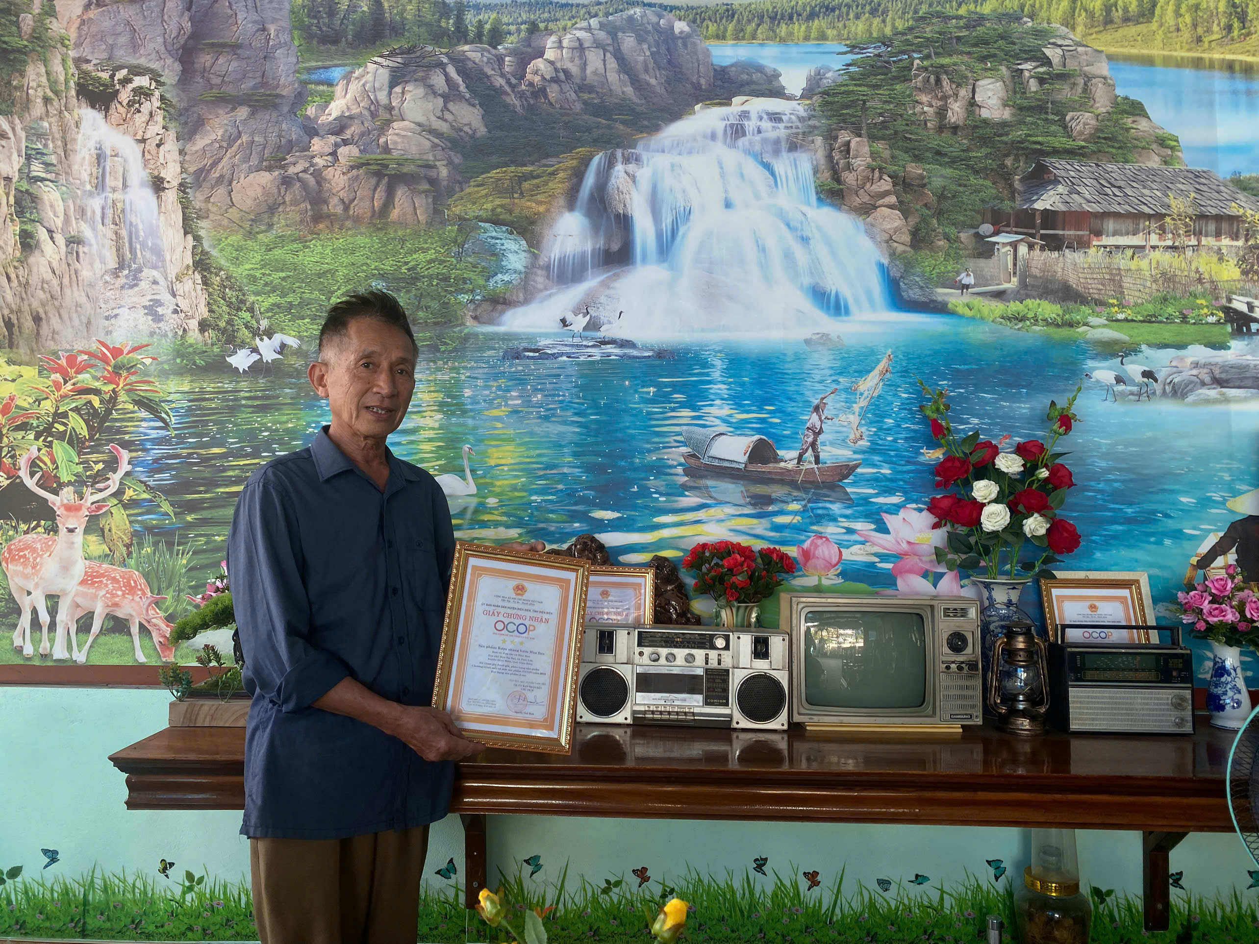 Gương sáng trong phong trào thi đua sản xuất kinh doanh giỏi tại xã Sam Mứn
