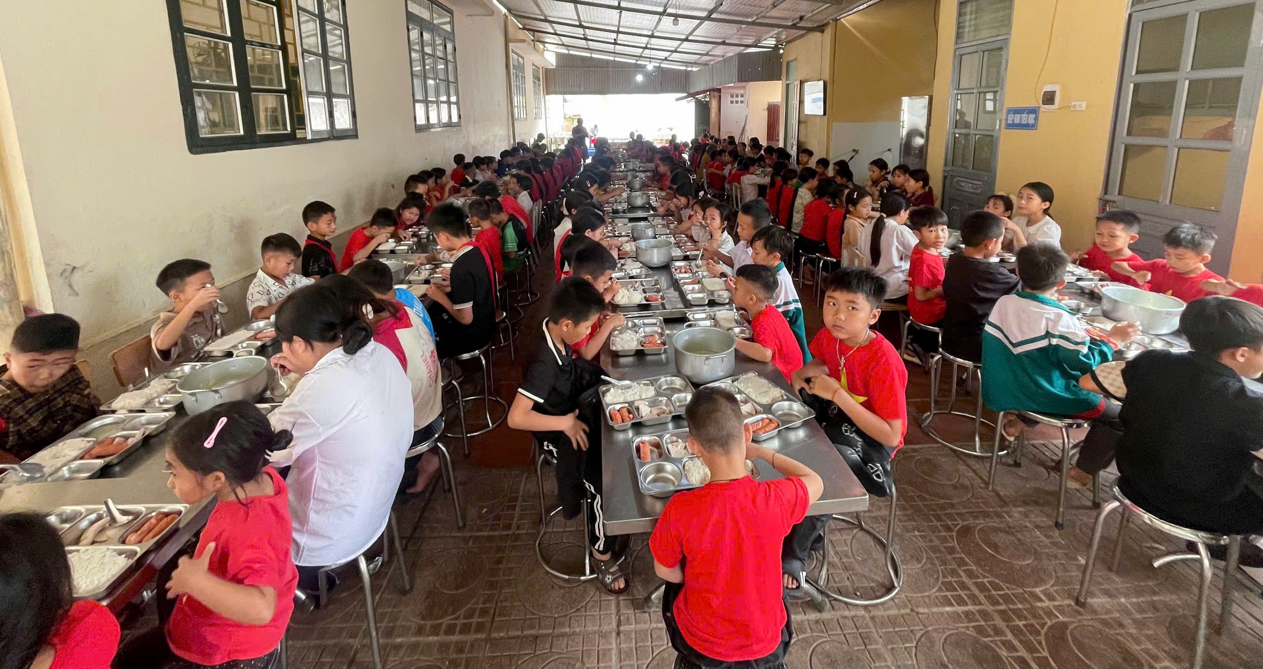 Ấm áp bữa cơm tập thể hướng tới kỷ niệm Ngày Giải phóng miền Nam, thống nhất đất nước 30/4/1975 và Ngày Quốc tế Lao động 1/5 tại Trường PTDTBT TH&THCS Na Ư