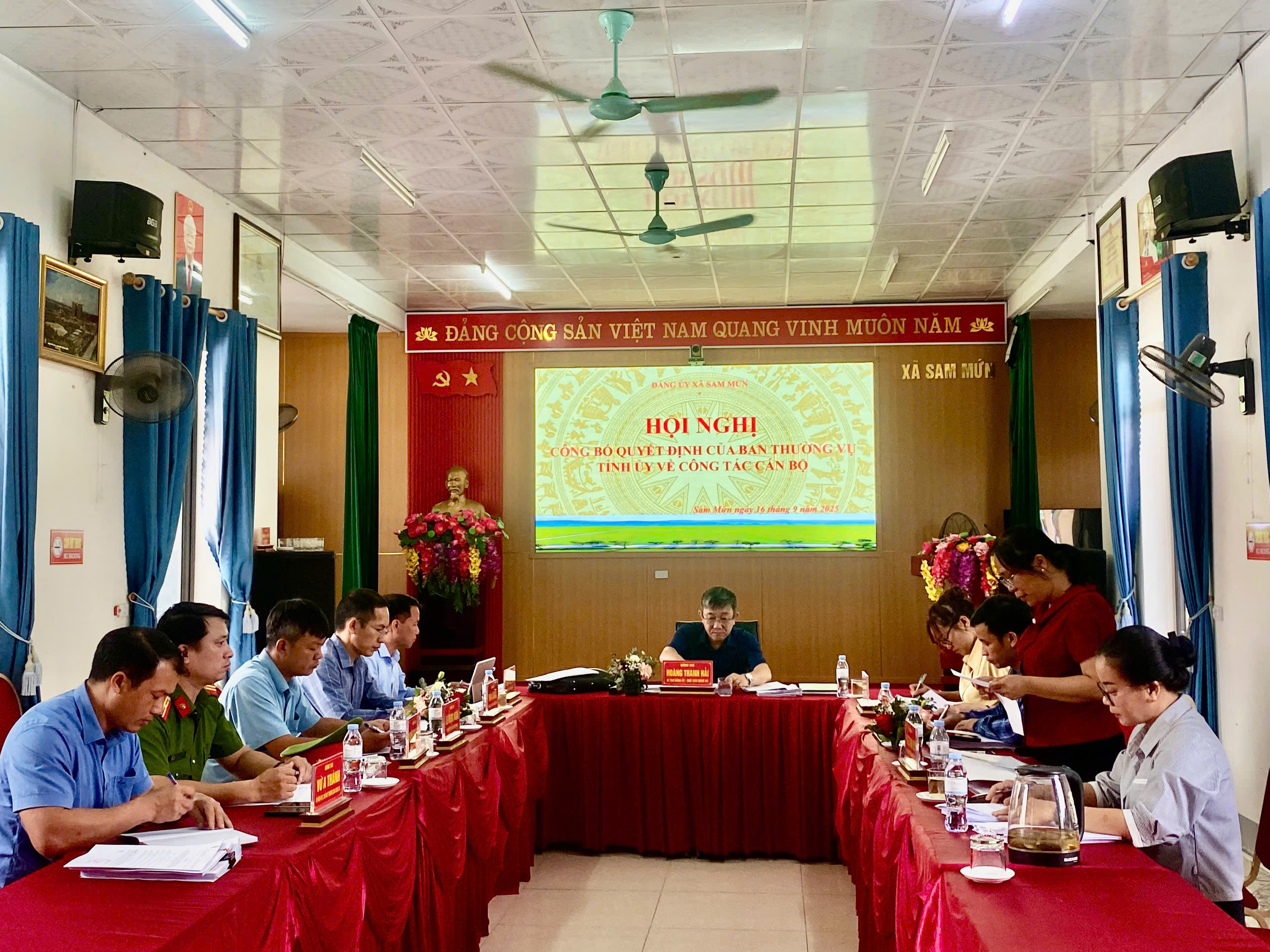 BAN THƯỜNG VỤ ĐẢNG UỶ XÃ SAM MỨN CÔNG BỐ QUYẾT ĐỊNH VỀ CÔNG TÁC CÁN BỘ