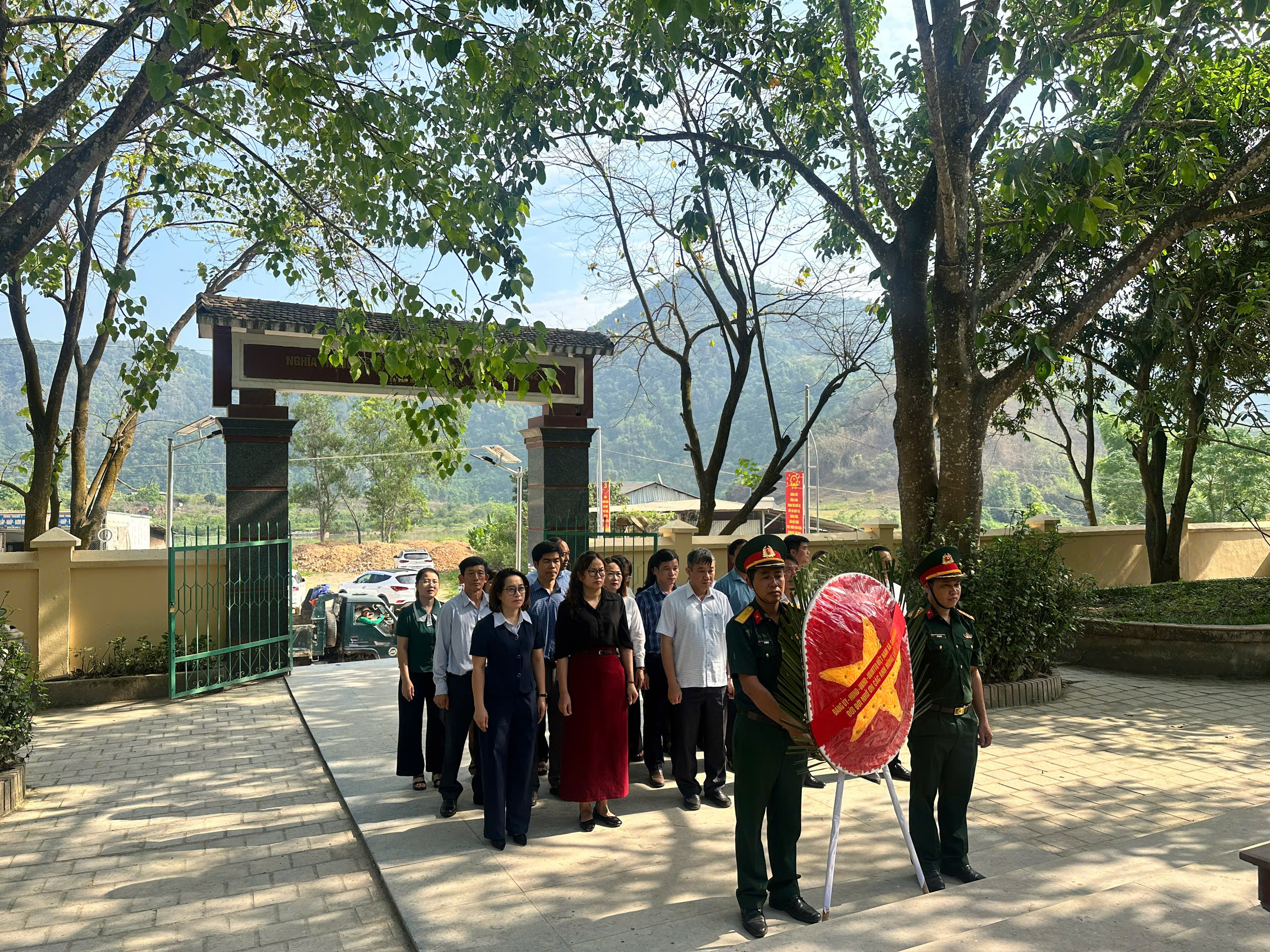 Dâng hương tại các nhà bia và nghĩa trang liệt sĩ trên địa bàn xã Sam Mứn dịp kỷ niệm 72 năm chiến thắng Điện Biên Phủ (07/5/1954-07/7/2026)