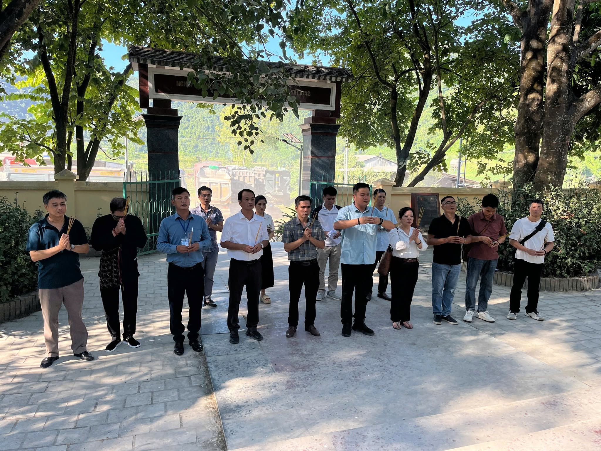Đoàn công tác Viện kiến trúc Quốc gia thăm viếng và khảo sát Nghĩa trang, khu Tưởng niệm Ngành Giao Thông Vận tải B142 xã Sam Mứn