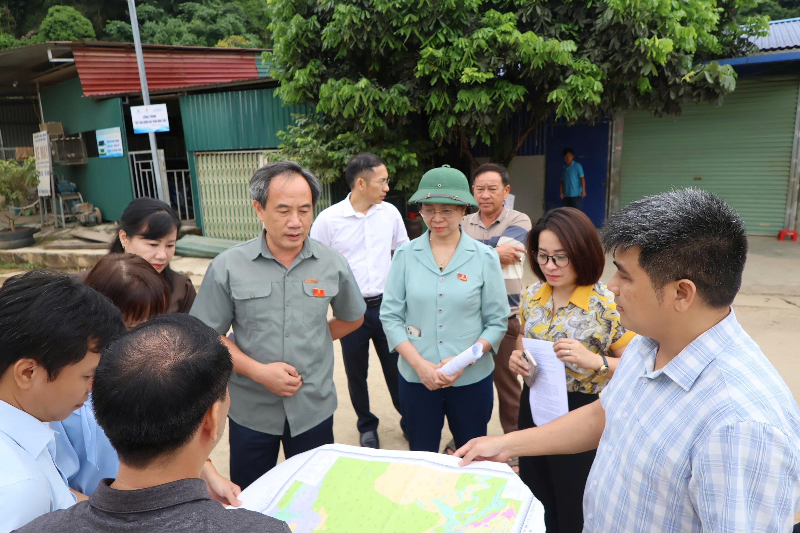 Đoàn công tác HĐND tỉnh Điện Biên khảo sát thực tế tuyến đường vào bản Púng Bửa