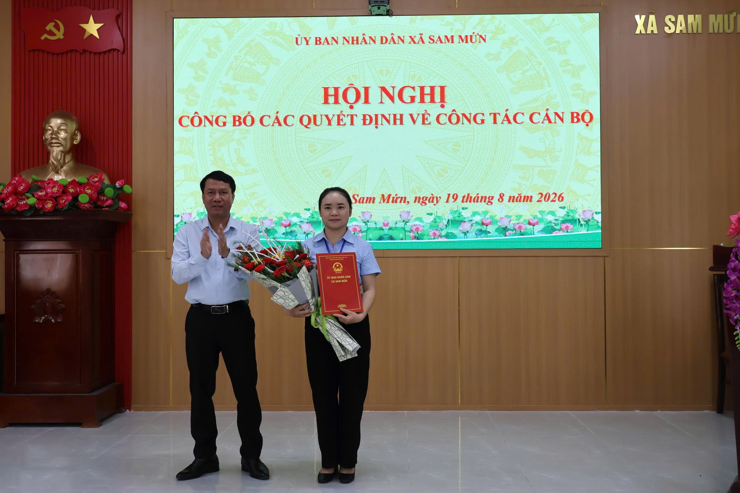 Hội nghị công bố các quyết định về công tác cán bộ của UBND xã Sam Mứn