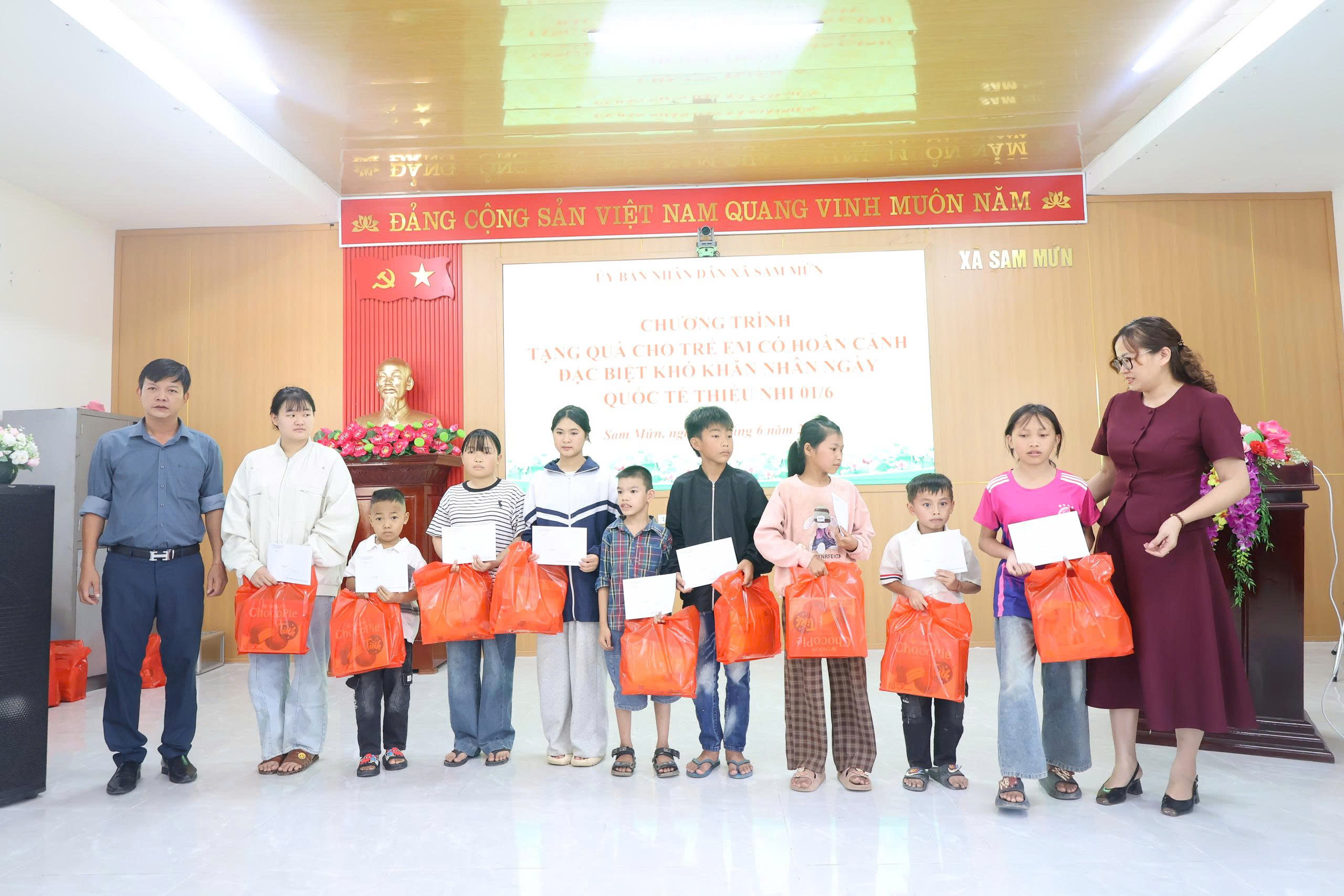 Xã Sam Mứn tổ chức chương trình tặng quà cho trẻ em có hoàn cảnh đặc biệt khó khăn nhân ngày quốc tế thiếu nhi 01/6