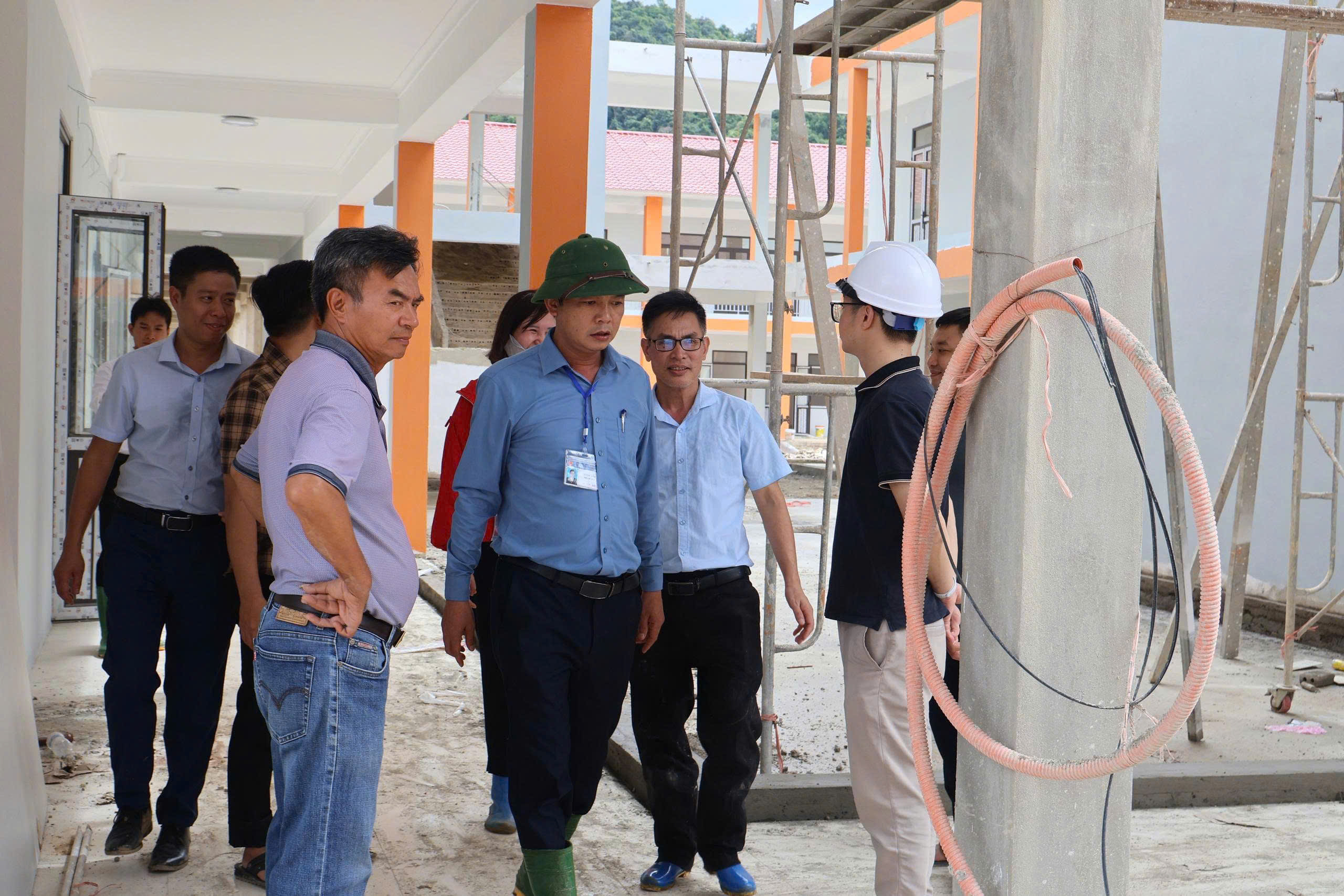 Sở Xây dựng kiểm tra hiện trường công trình Trường PTDT nội trú liên cấp tiểu học và THCS xã Sam Mứn