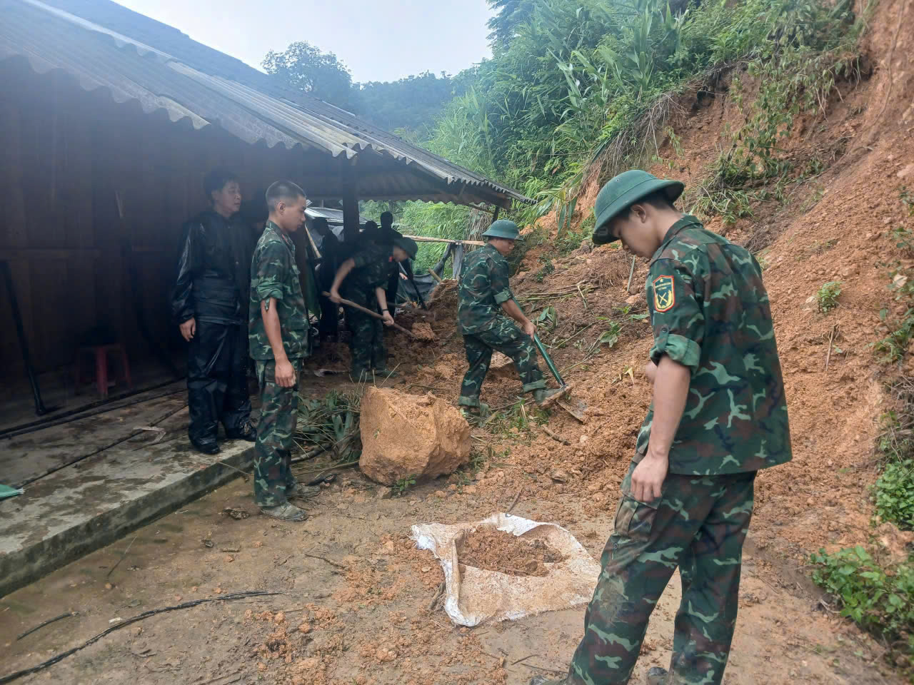 Ấm áp tình quân dân: Ban chỉ huy Quân sự xã Sam Mứn phát huy vai trò tham mưu, huy động lực lượng hỗ trợ dân khắc phục hậu quả sạt lở đất