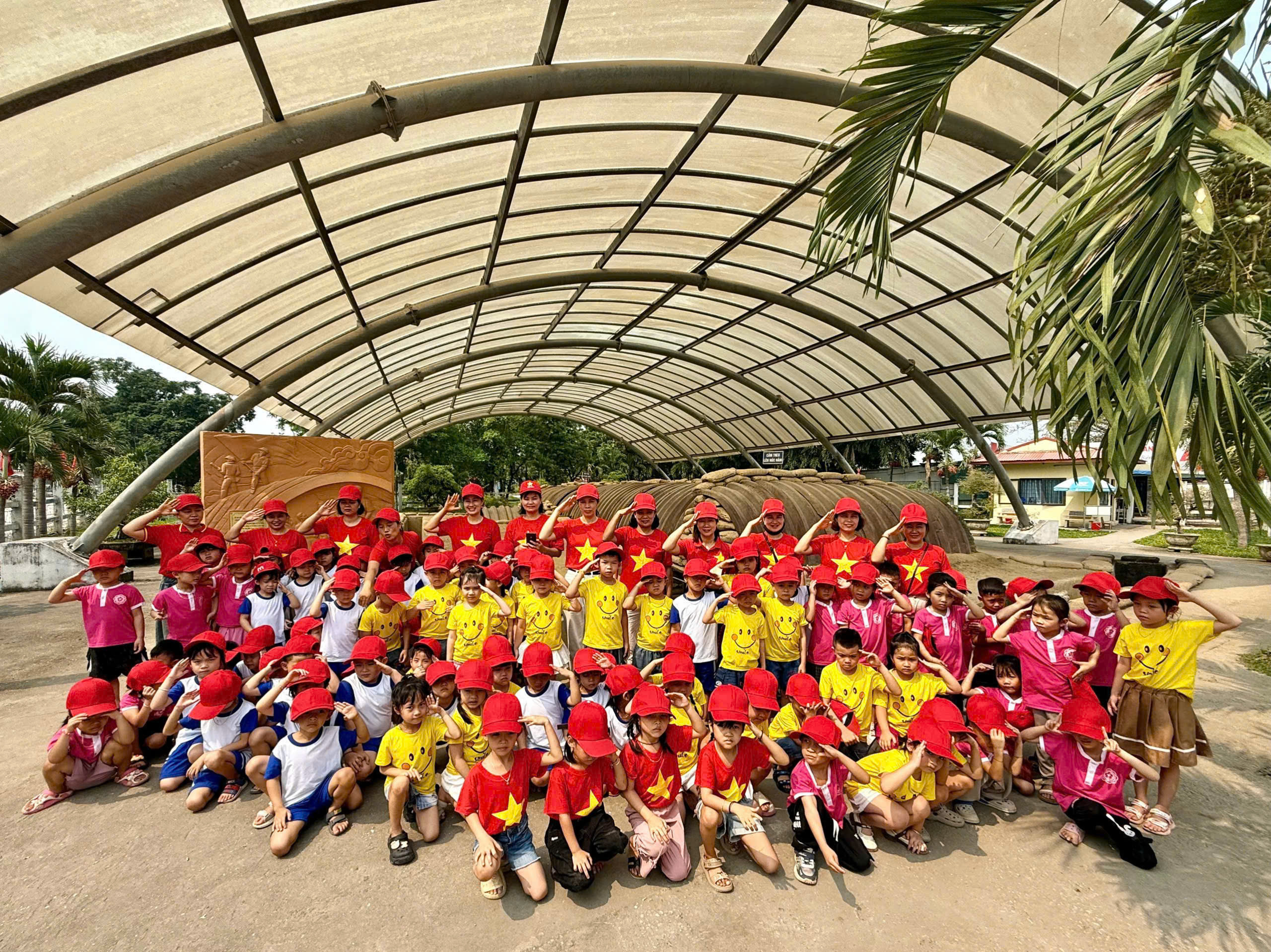 Trải nghiệm ý nghĩa của các bé 5 tuổi Trường mầm non Pom Lót, xã Sam Mứn tại các di tích lịch sử Điện Biên