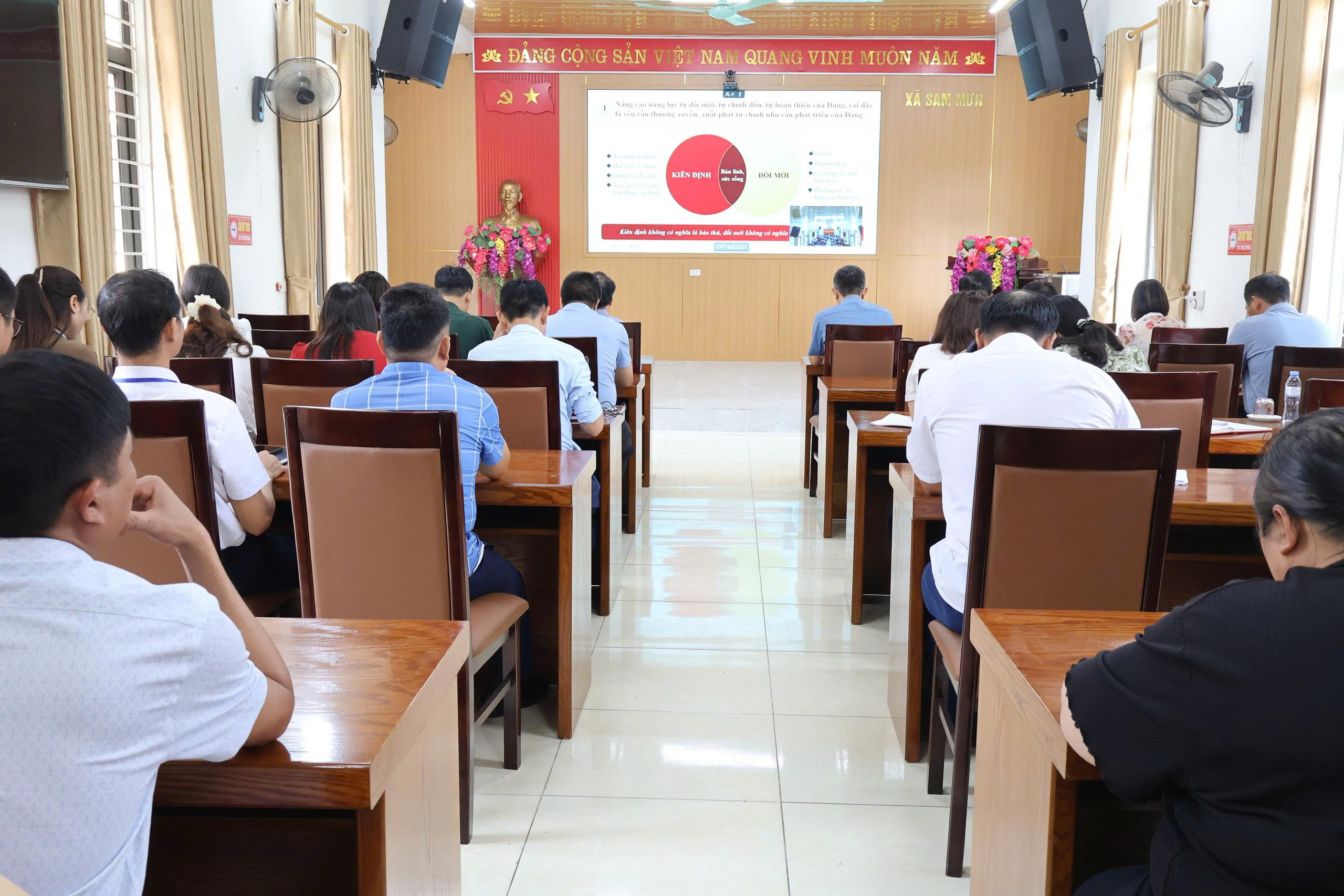 Xã Sam Mứn tham dự Hội nghị trực tuyến toàn quốc nghiên cứu, học tập, quán triệt và triển khai thực hiện Nghị quyết Hội nghị Trung ương 4 khóa XIV