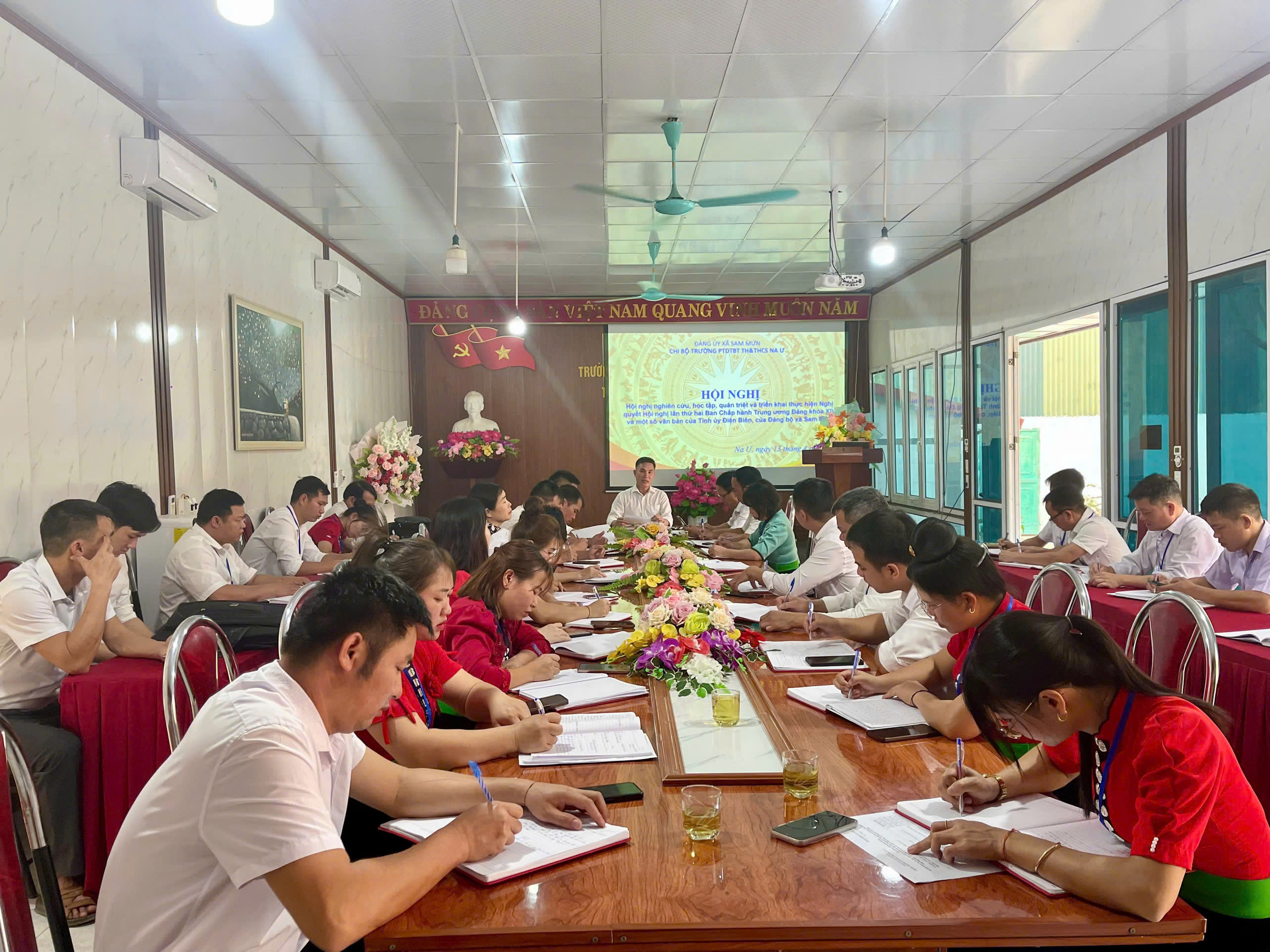 Hội nghị học tập, quán triệt nghị quyết quan trọng tại Chi bộ Trường PTDTBT TH&THCS Na Ư