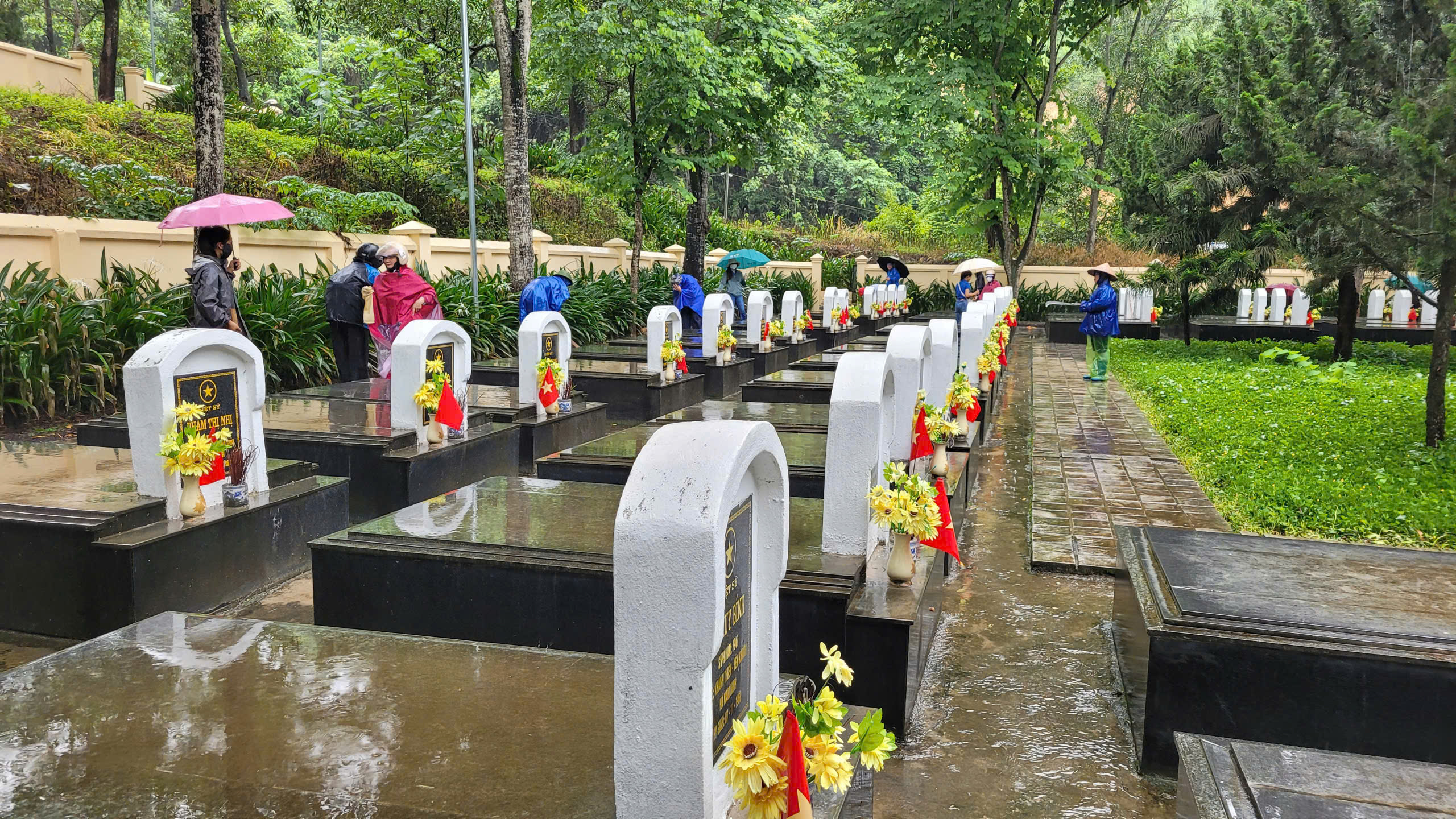 Tuổi trẻ xã Sam Mứn ra quân chỉnh trang nghĩa trang liệt sĩ, hướng tới kỷ niệm 79 năm ngày Thương binh - Liệt sĩ