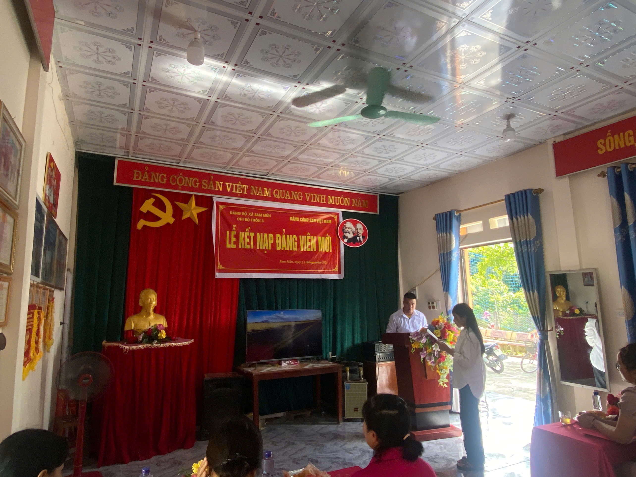   ĐẢNG UỶ XÃ SAM MỨN DỰ LỄ KẾT NẠP ĐẢNG VIÊN MỚI  TẠI CHI BỘ THÔN 3