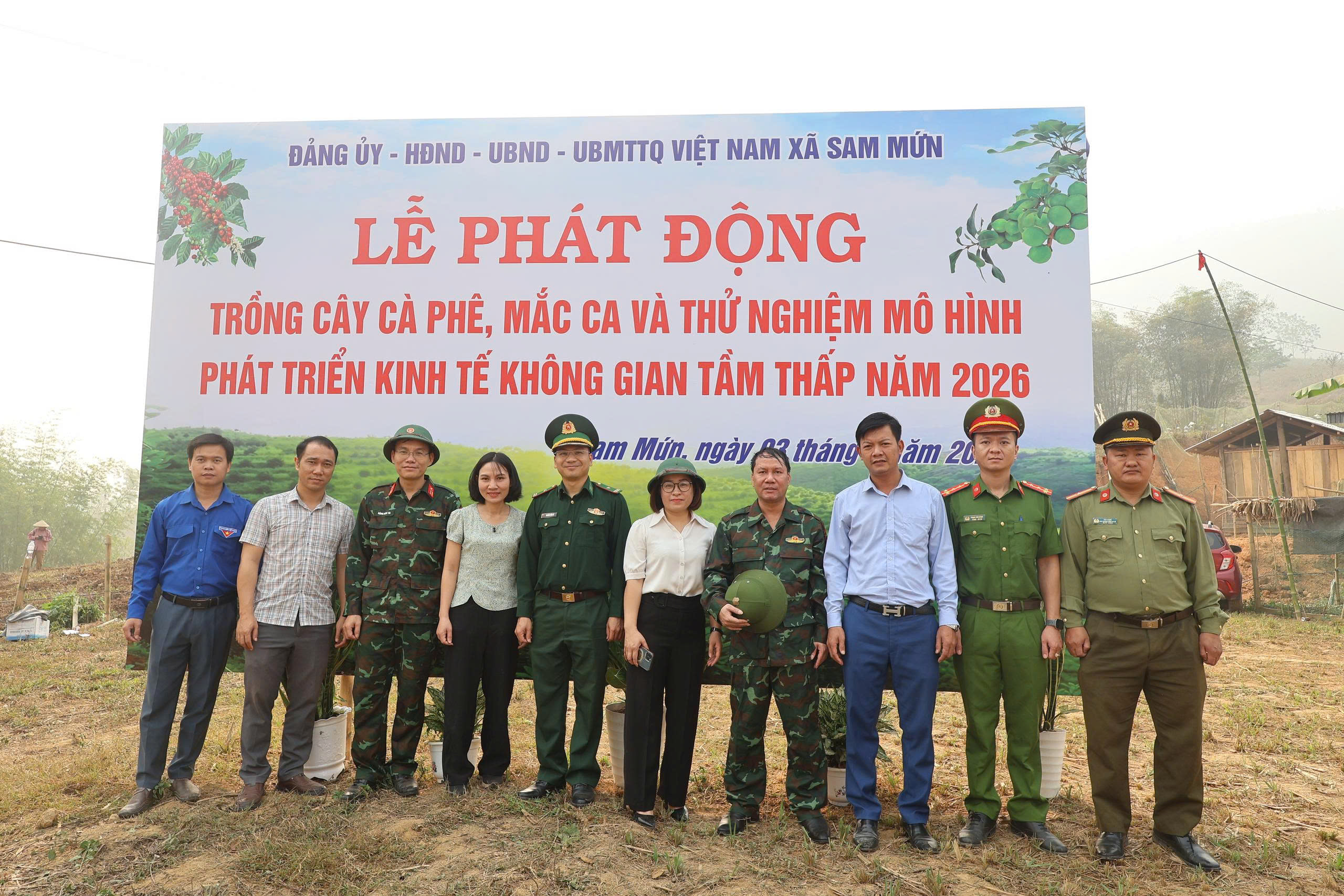 Xã Sam Mứn ra quân phát động đào hố  trồng cây mắc-ca và cây cà-phê