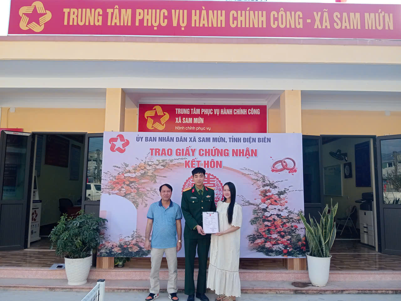Ủy ban nhân dân xã Sam Mứn trao giấy đaneg ký kết hôn cho công dân