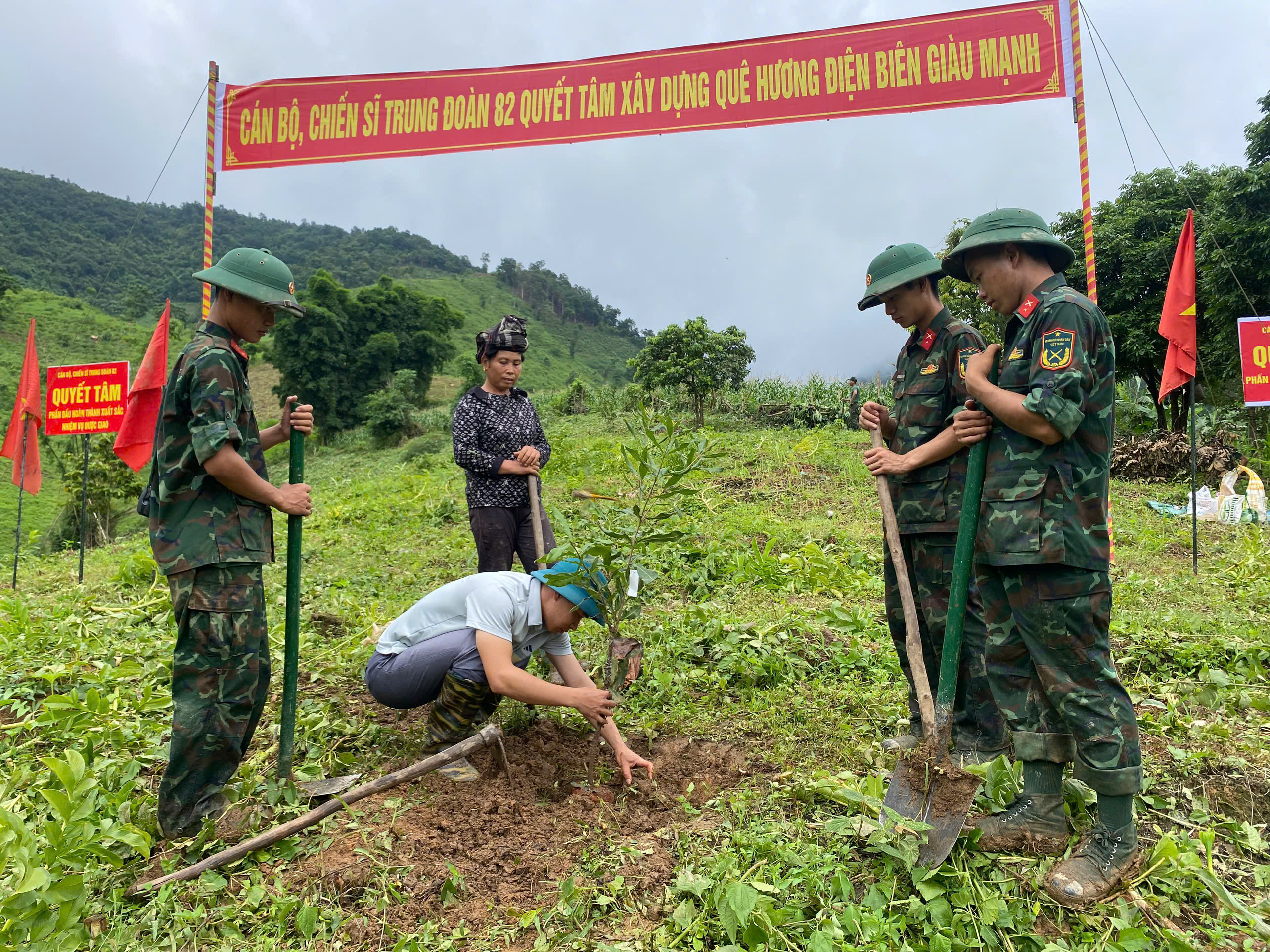 Phòng Kinh tế xã Sam Mứn phối hợp Tiểu đoàn 3, Trung đoàn 82 hỗ trợ Nhân dân trồng cây cà phê, mắc ca