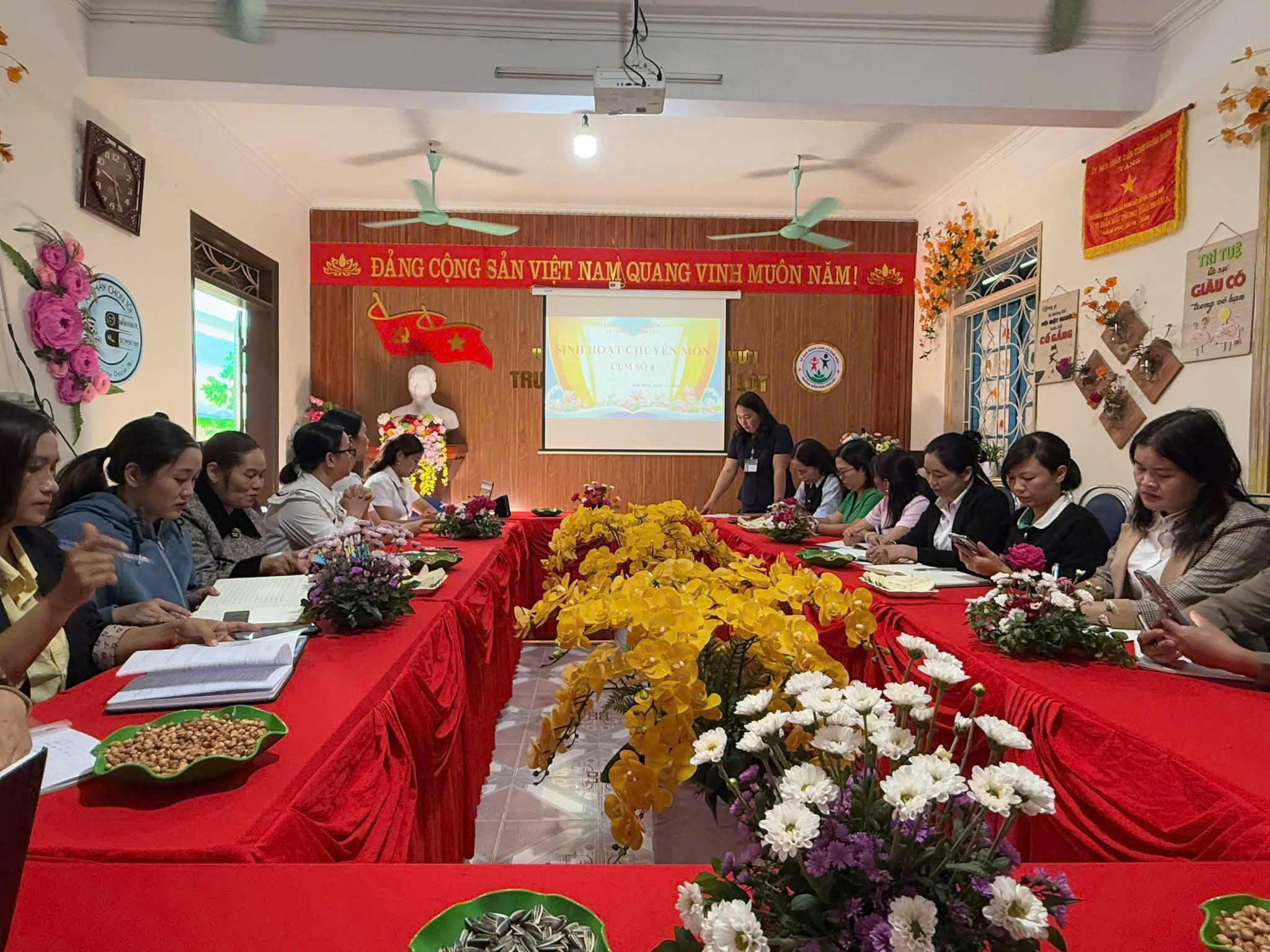 Trường Mầm non Pom Lót, xã Sam Mứn - chủ trì tổ chức sinh hoạt  chuyên môn cụm 4   