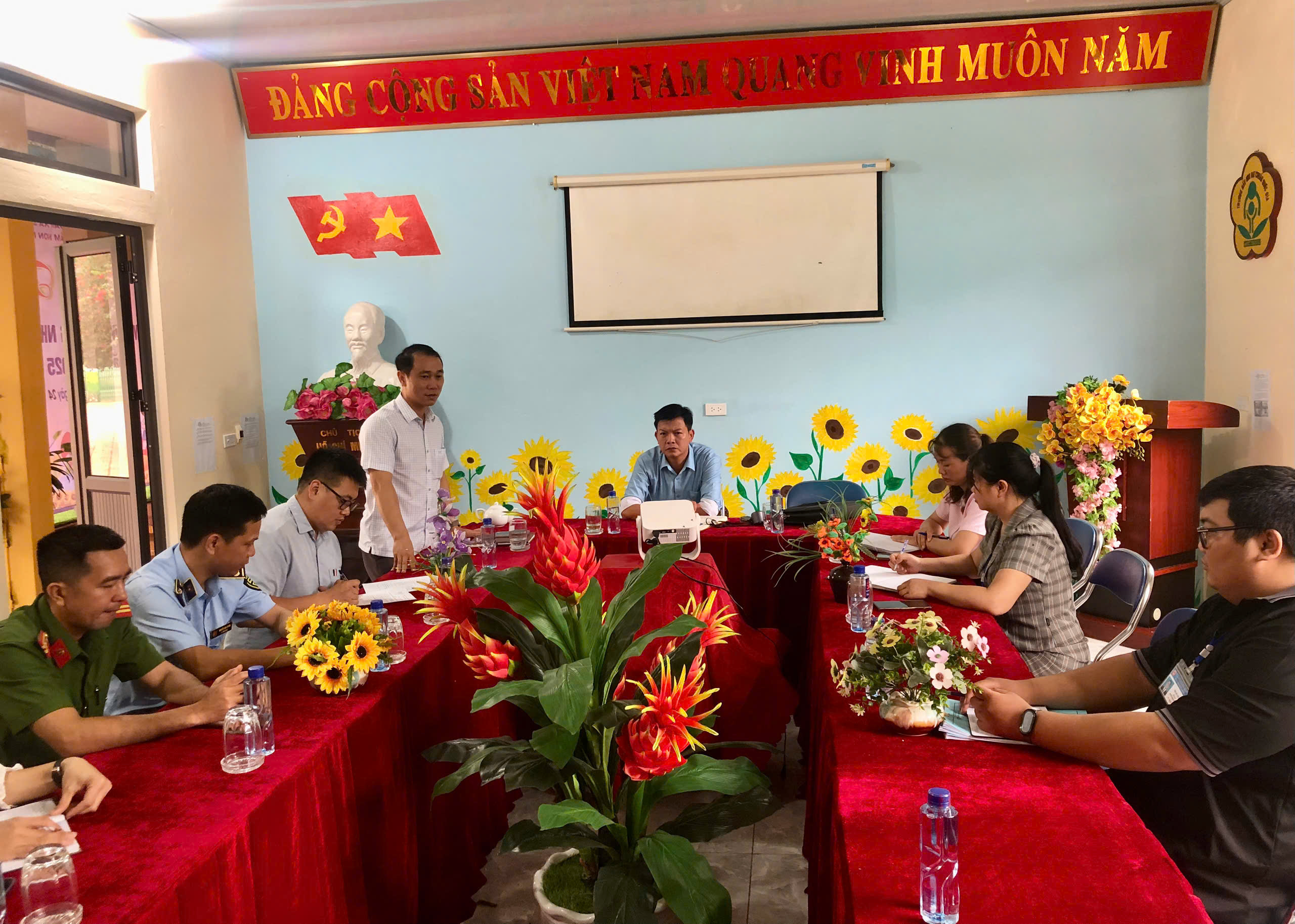 Trường Mầm non Na Ư làm việc với đoàn kiểm tra công tác an toàn thực phẩm xã Sam Mứn.