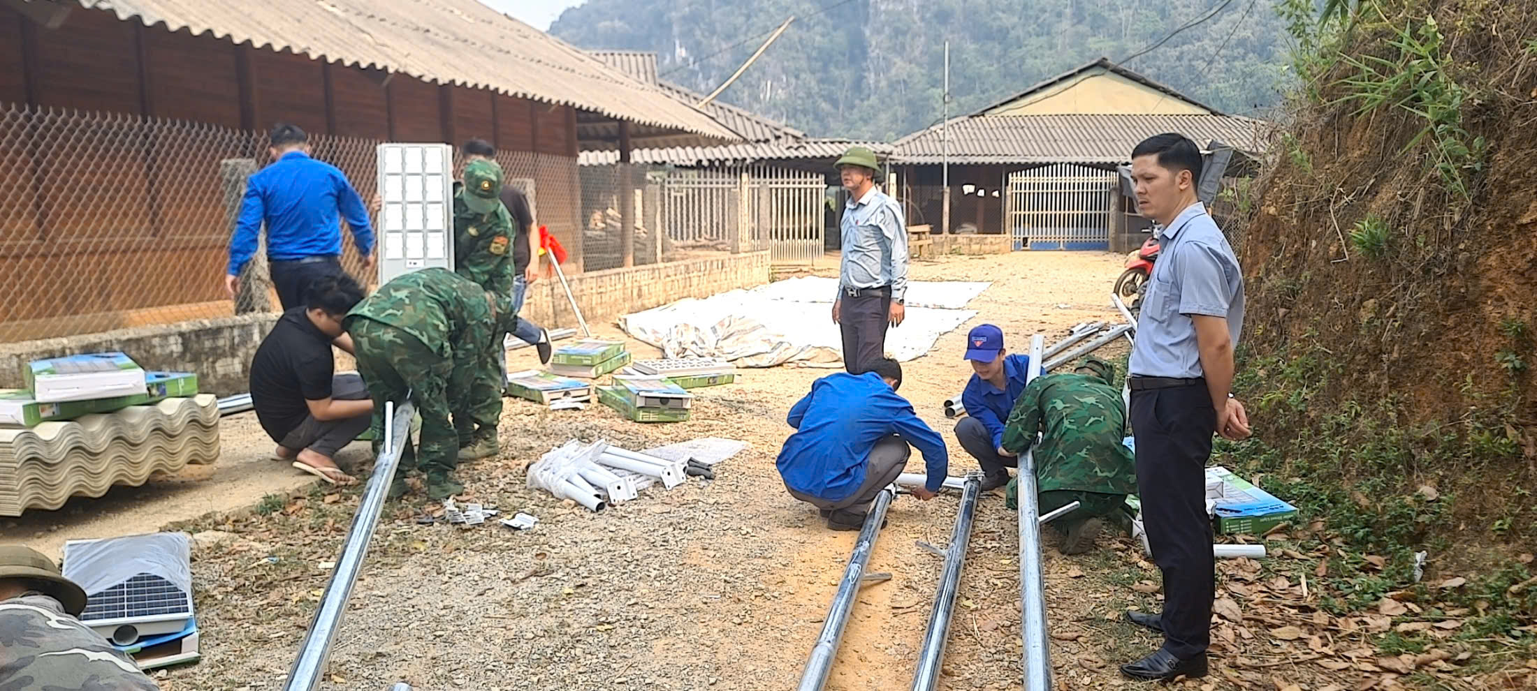 Chung tay mang ánh sáng đến với nhân dân bản Na Láy và bản Púng Bửa