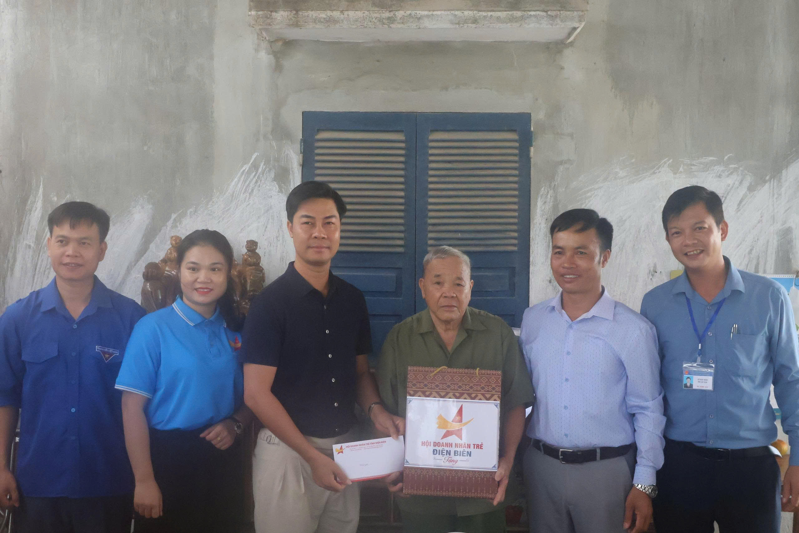 Hội Doanh nhân trẻ tỉnh Điện Biên thăm, tặng quà các gia đình chính sách xã Sam Mứn nhân ngày 27/7