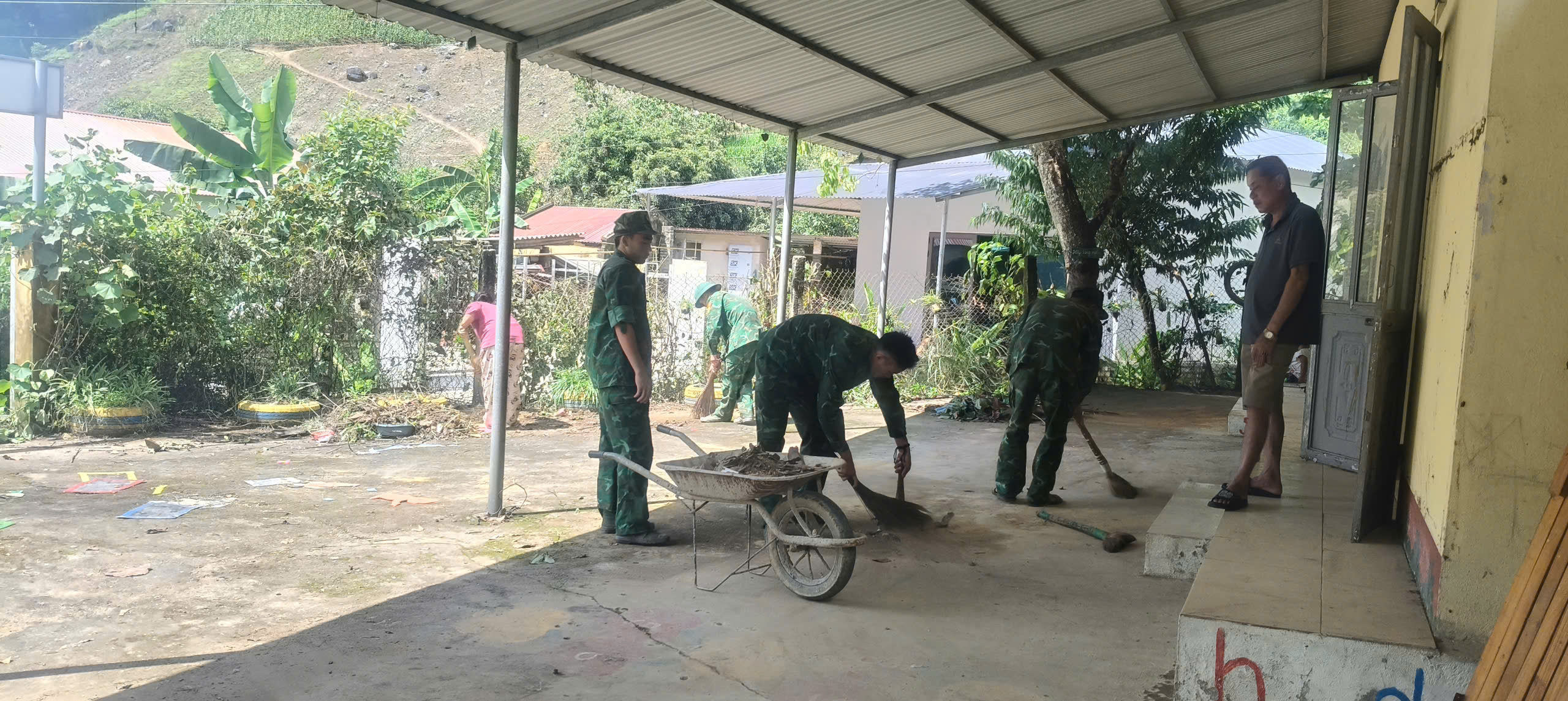 Cán bộ, chiến sỹ Đồn Biên phòng cửa khẩu Quốc tế Tây Trang giúp dân sơ tán khỏi khu vực nguy hiểm