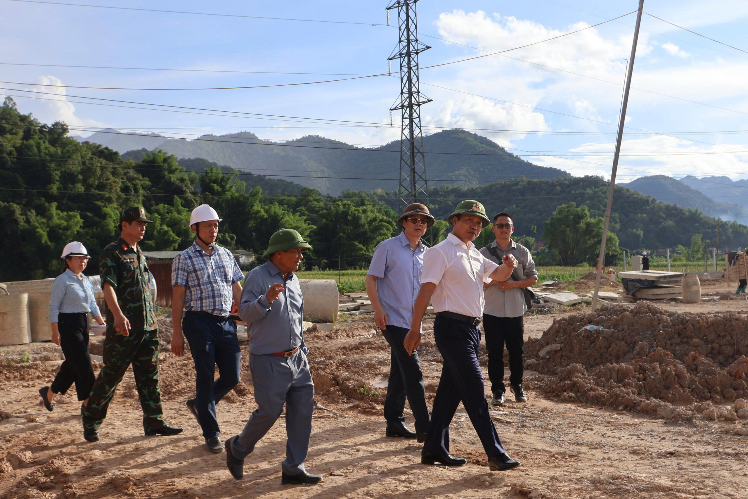 Xã Sam Mứn đón đồng chí Trần Tiến Dũng - Ủy viên Ban Chấp hành Trung ương Đảng, Bí thư Tỉnh ủy kiểm tra tiến độ Dự án  Trường Phổ thông nội trú liên cấp Tiểu học và THCS
