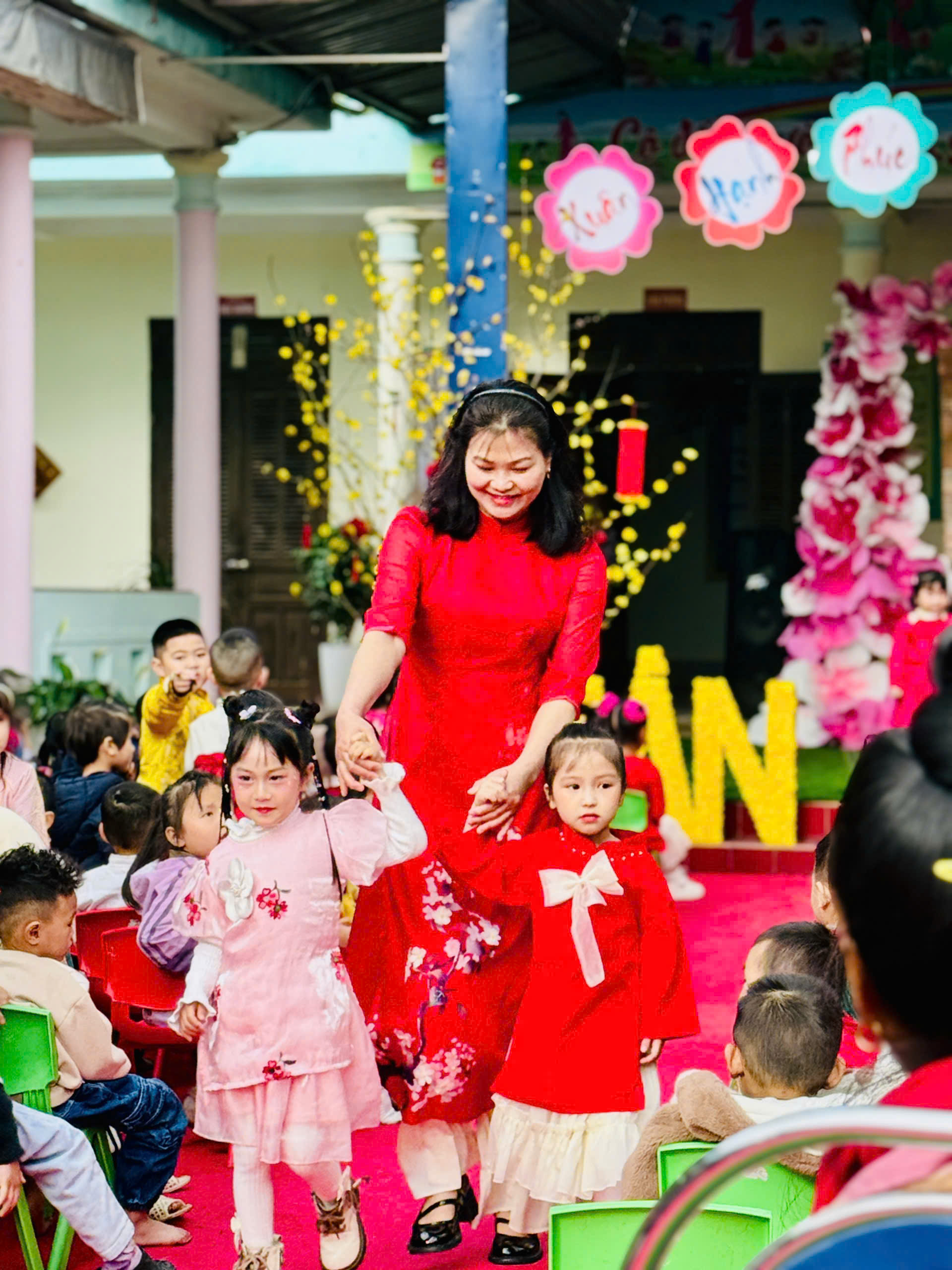 Trường mần non Pom Lót xã Sam Mứn tưng bừng các hoạt động trải nghiệm với chủ đề “XUÂN HẠNH PHÚC – TẾT ĐOÀN VIÊN” năm học 2025 - 2026