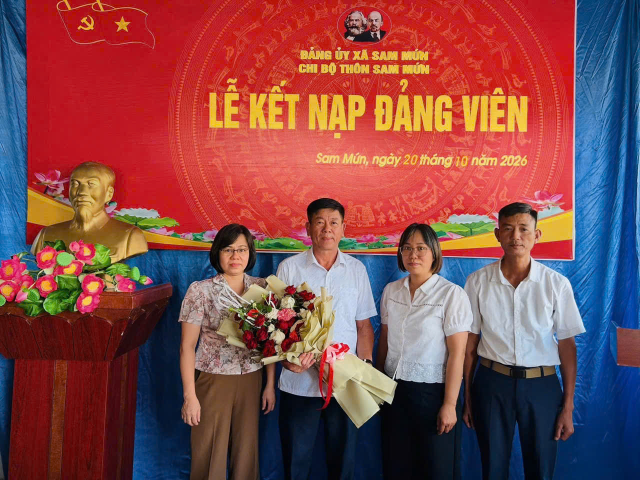 Chi bộ thôn Sam Mứn tổ chức lễ kết nạp Đảng viên mới