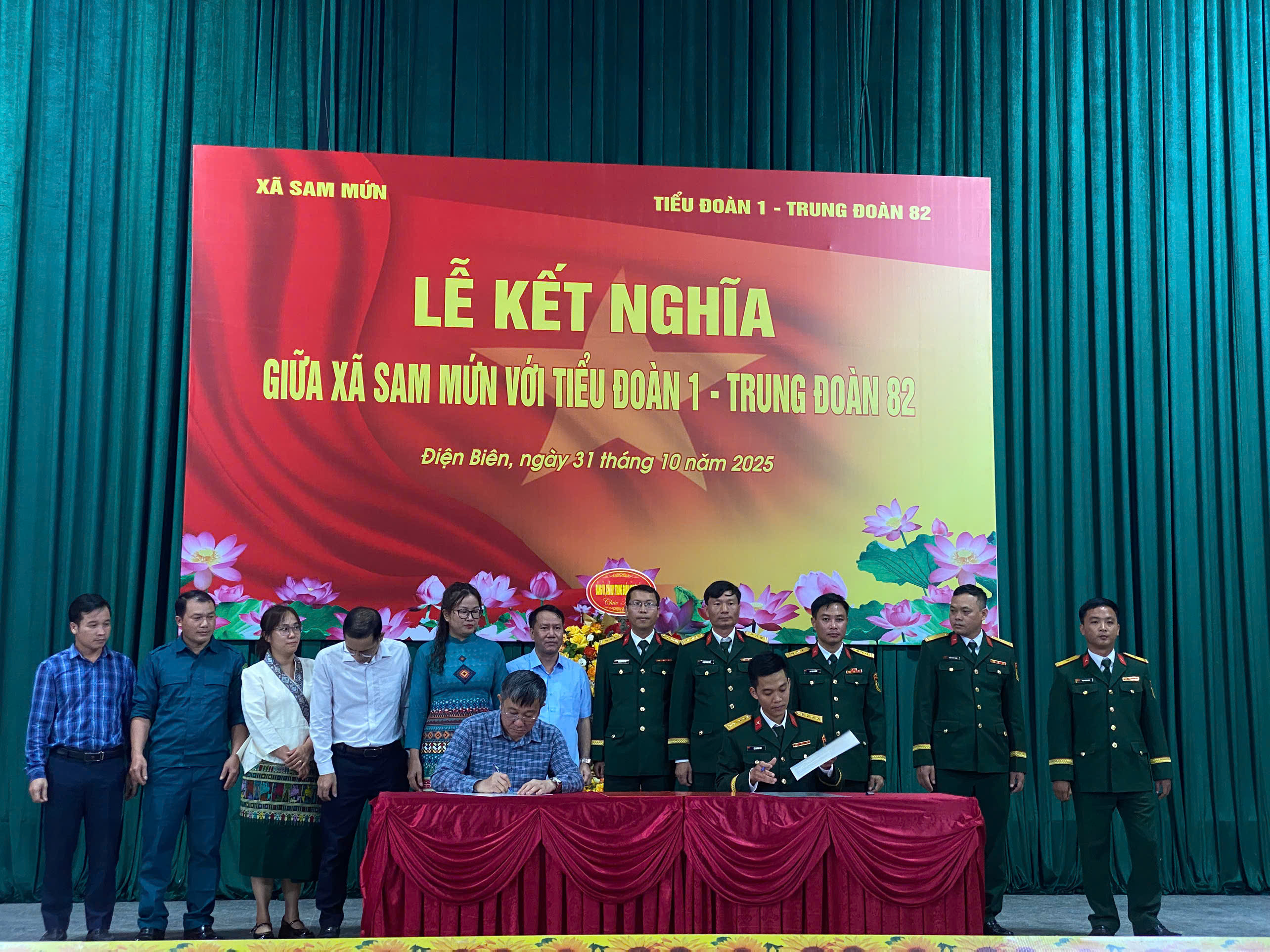 LỄ KẾT NGHĨA GIỮA XÃ SAM MỨN  VỚI TIỂU ĐOÀN I, TRUNG ĐOÀN 82