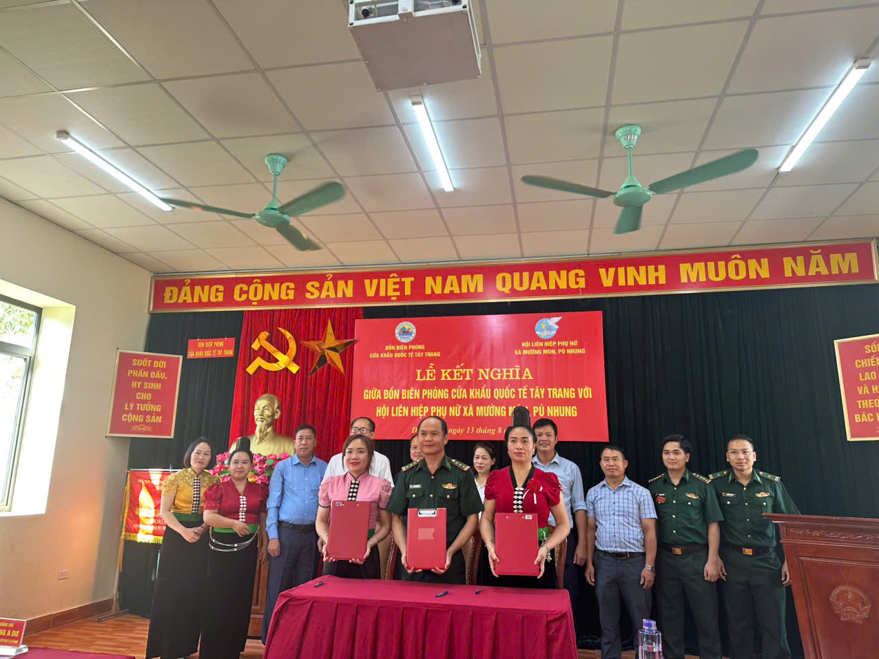 Đồn biên phòng cửa khẩu quốc tê tây trang ký kết chương trình hoạt động kết nghĩa với Hội LHPN xã Mường Mùn và xã Pú Nhung