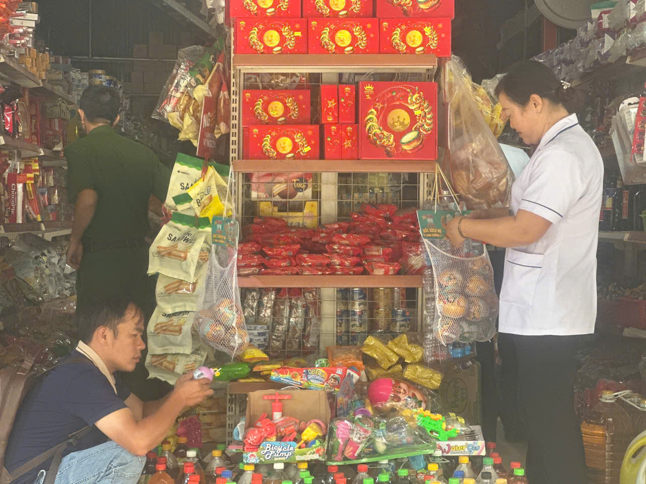 UBND XÃ SAM MỨN TĂNG CƯỜNG KIỂM TRA AN TOÀN  THỰC PHẨM TRONG DỊP TẾT TRUNG THU 2025  