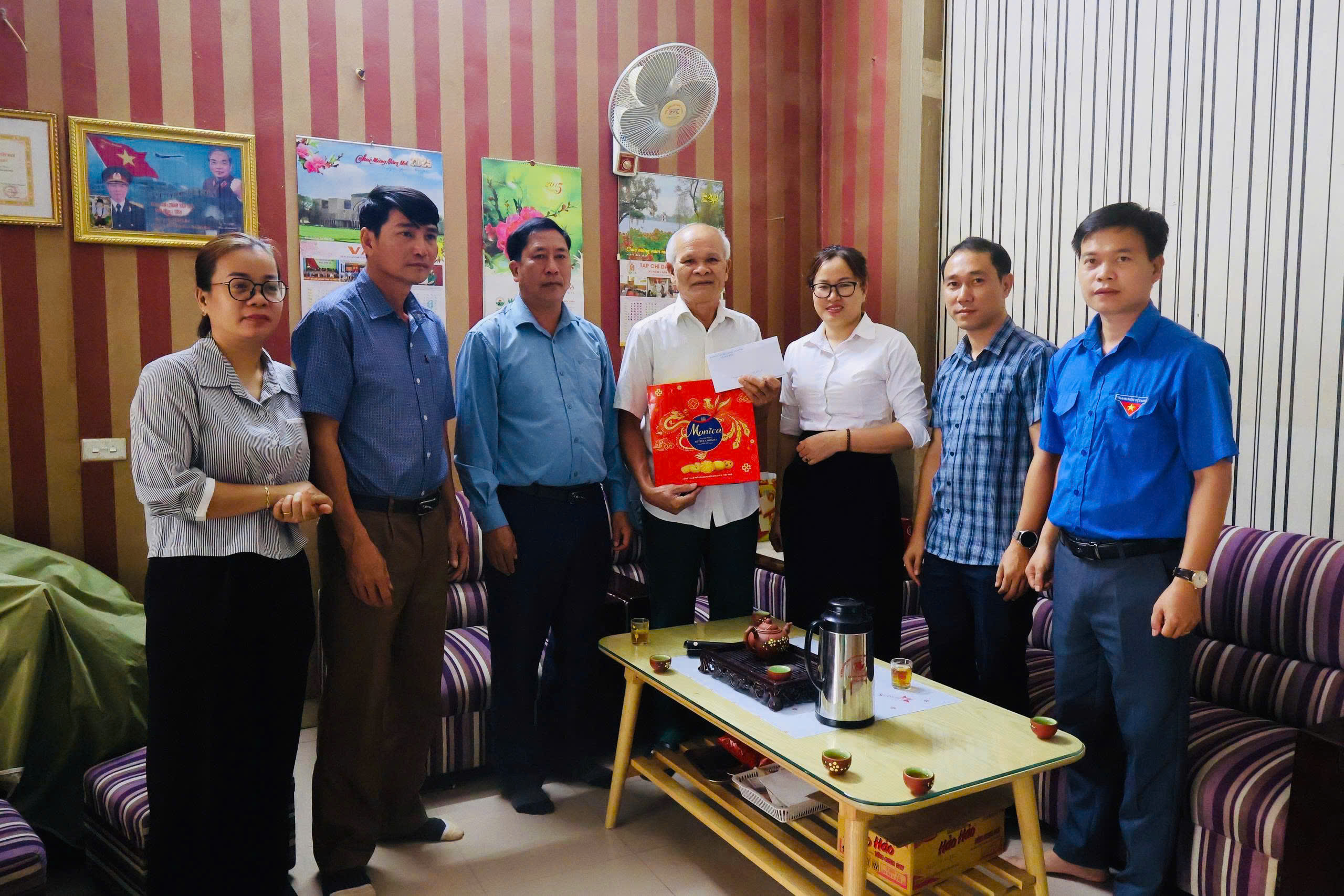 Đảng ủy, HĐND, UBND, UBMTTQ xã Sam Mứn thăm hỏi, tặng quà gia đình chính sách nhân kỷ niệm 72 năm Chiến thắng Điện Biên Phủ