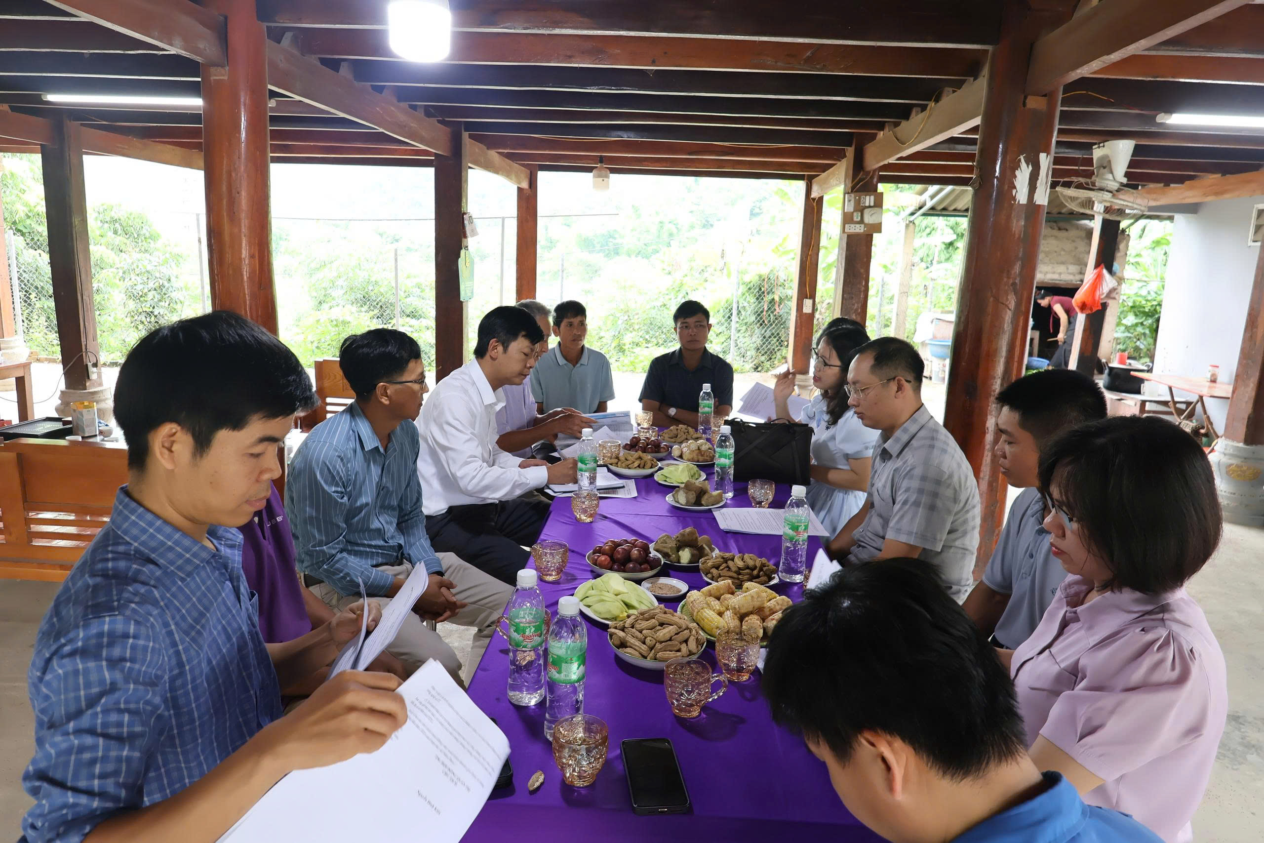 Đoàn công tác Quỹ thiện tâm khảo sát Hợp tác xã Mùa Ban tại xã Sam Mứn