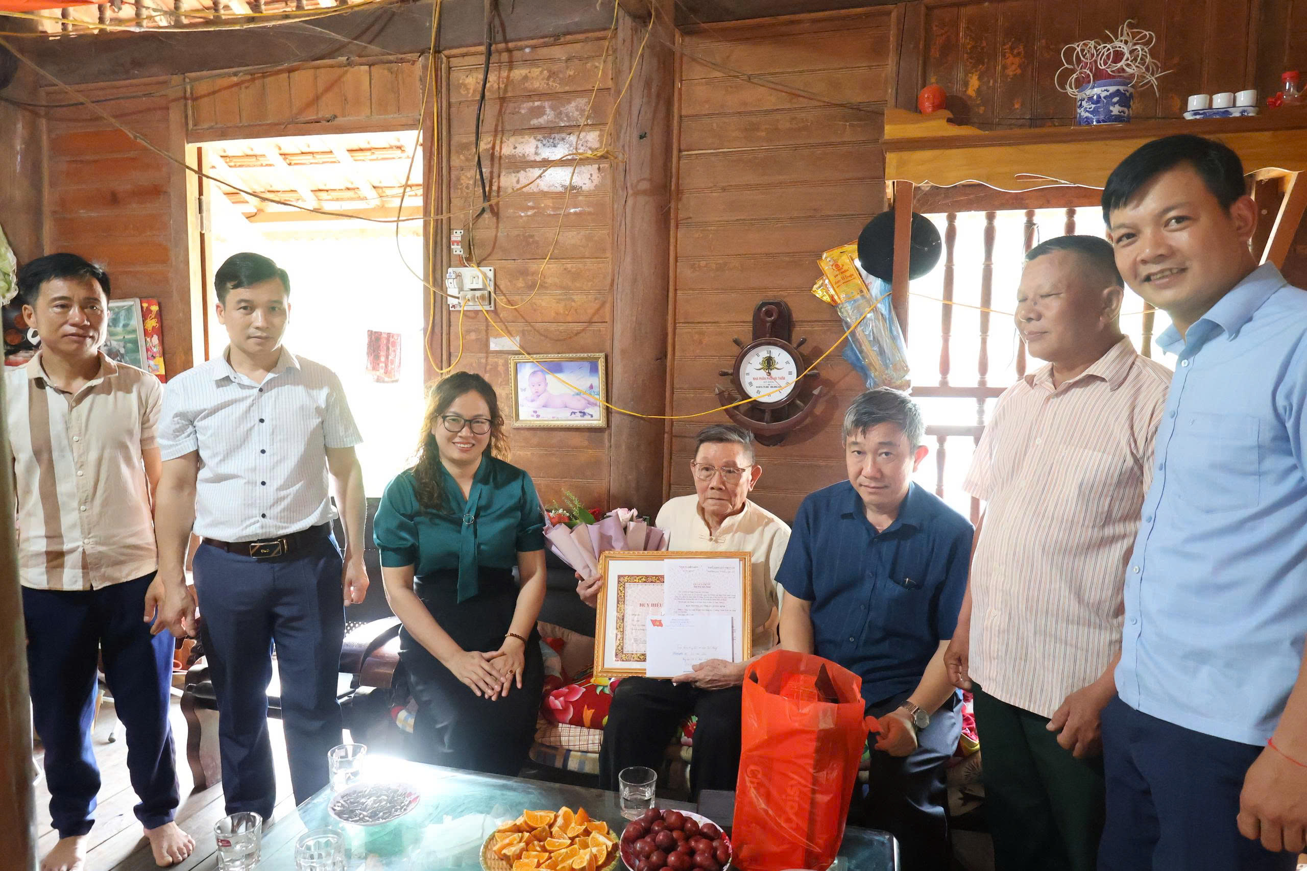 Đảng ủy xã Sam Mứn trao huy hiệu 40 năm tuổi Đảng cho Đảng viên