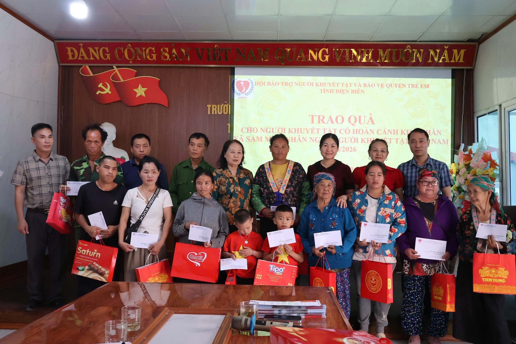 Ấm áp chương trình tặng quà nhân ngày người khuyết tật Việt Nam (18/4)