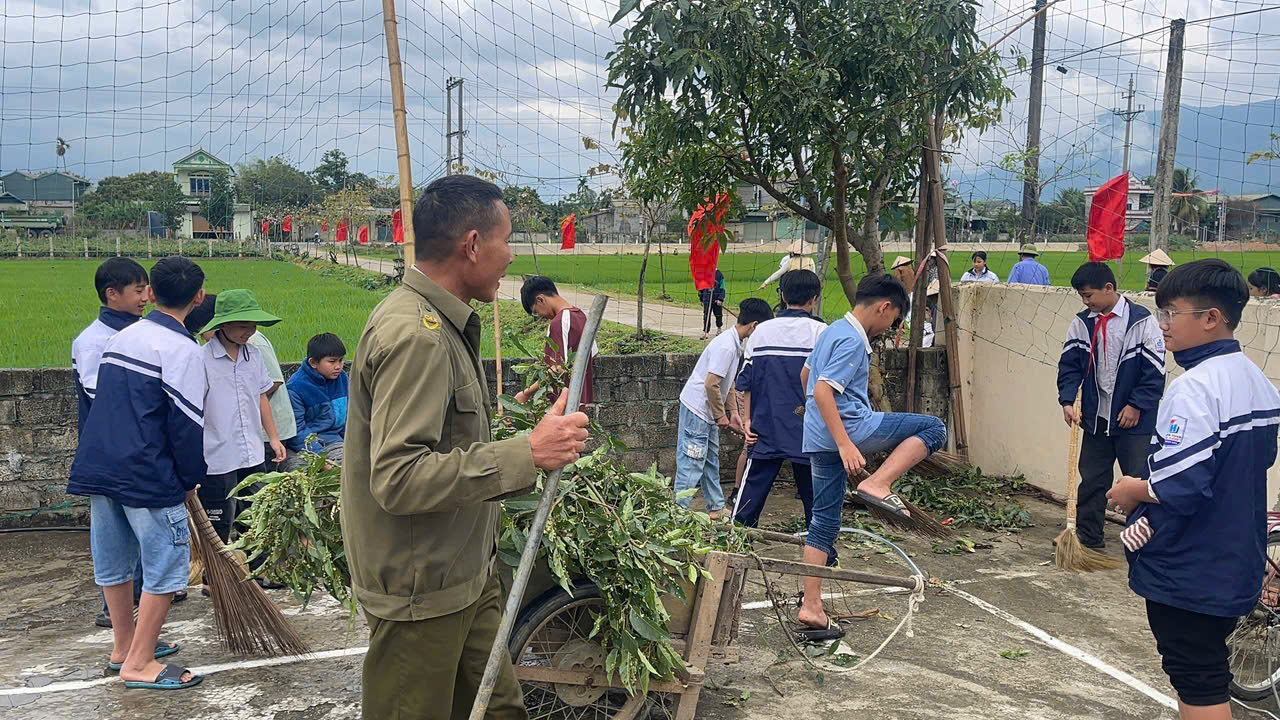 Cán bộ, giáo viên, học sinh và Nhân dân trên địa bàn đã tích cực tham gia dọn vệ sinh môi trường, chỉnh trang khu vực bỏ phiếu để chuẩn bị cho ngày bầu cử. 